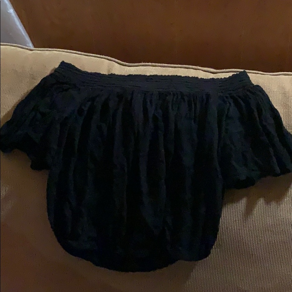 I’m selling a black crop top